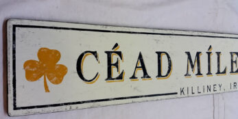 Example of a Cead Mile Failte Irish-themed sign with golden shamrock